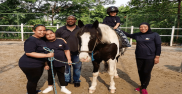 1667276634_Family with horse image photo2